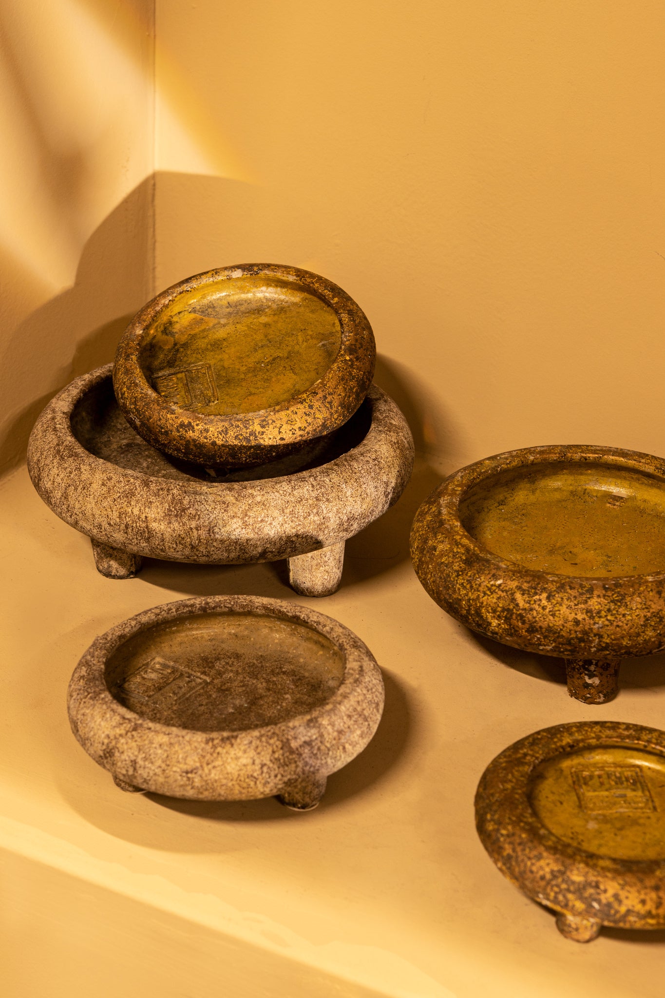 Tarris Gold Cement Bowl On Feet Round Low XS