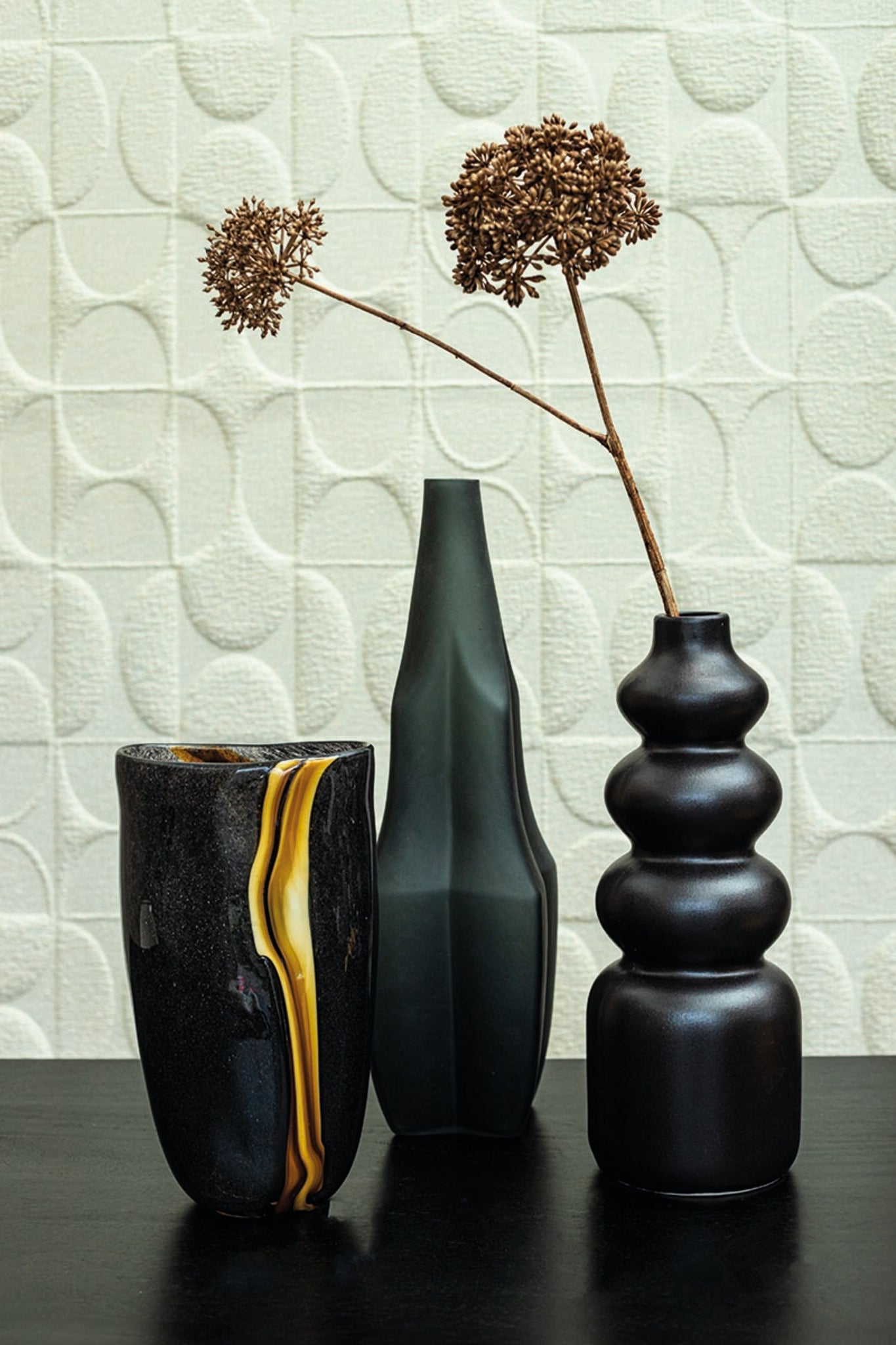 Nicho Black Glass Vase With Gold Stripe Round