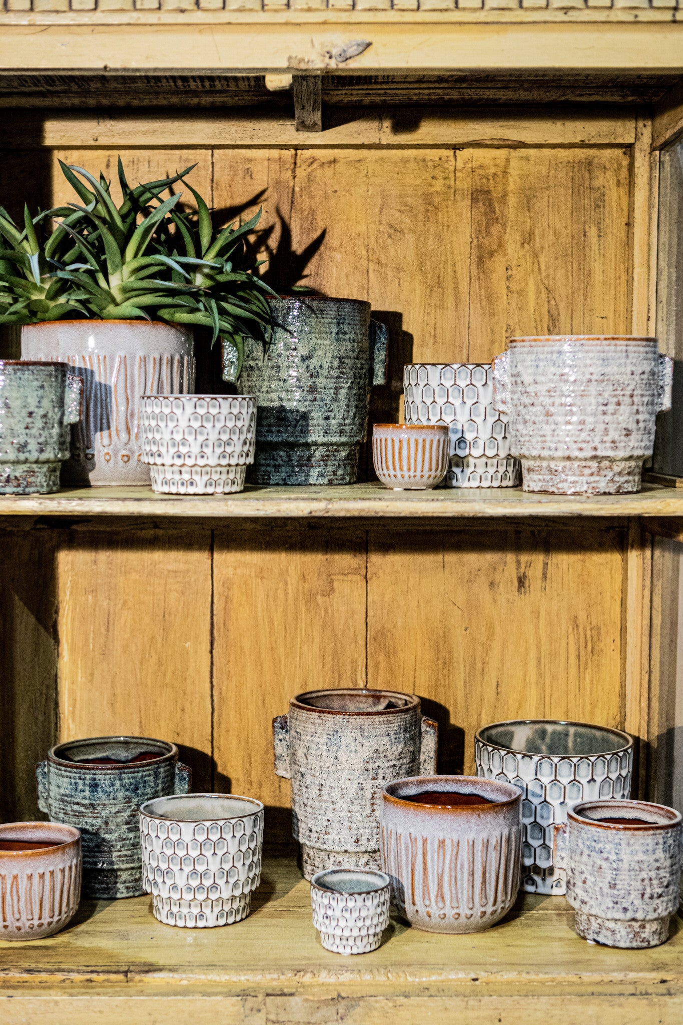 Emmily White Glazed Ceramic Pot Scales Round S