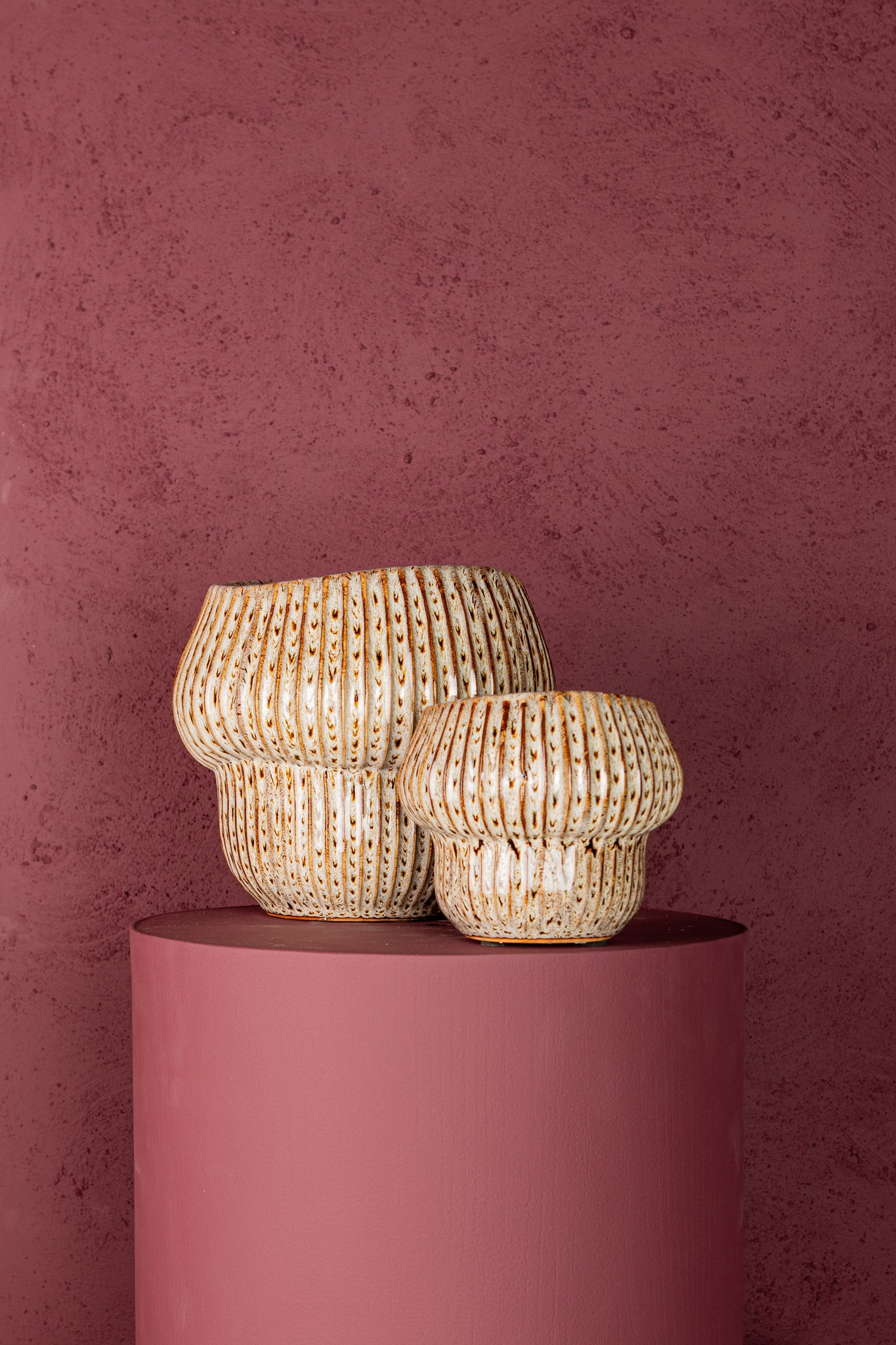 Colby Brown Ceramic Pot Round Shaped With Lines XL