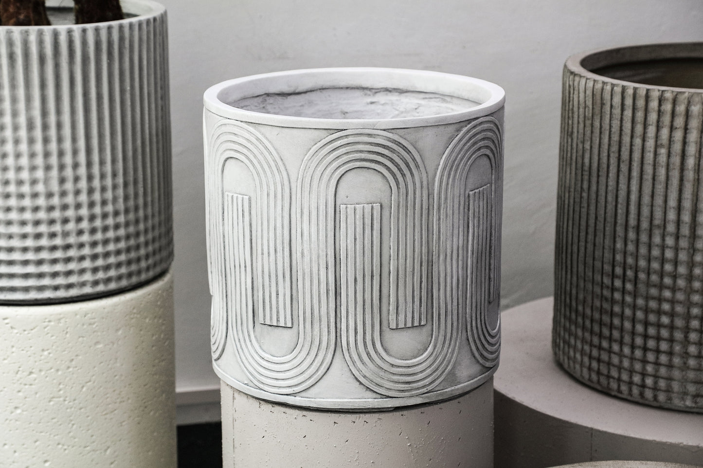 Zakerie White Round Magnesium Pot Wavy Pattern SV4