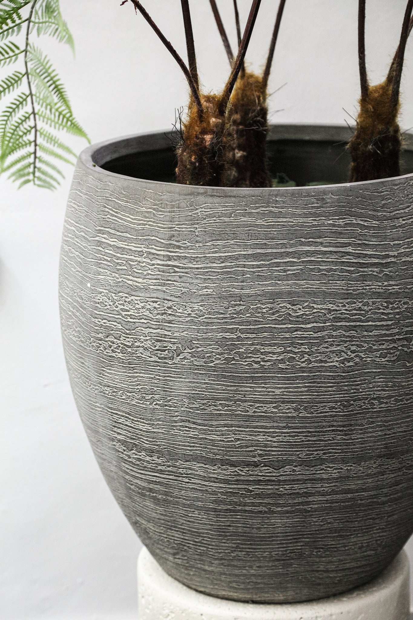 Giulietta Grey Round Magnesium Pot Lines Low SV3