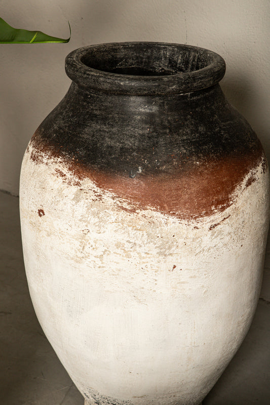 Jinsu White Round GRC Jar Pot Dark Top