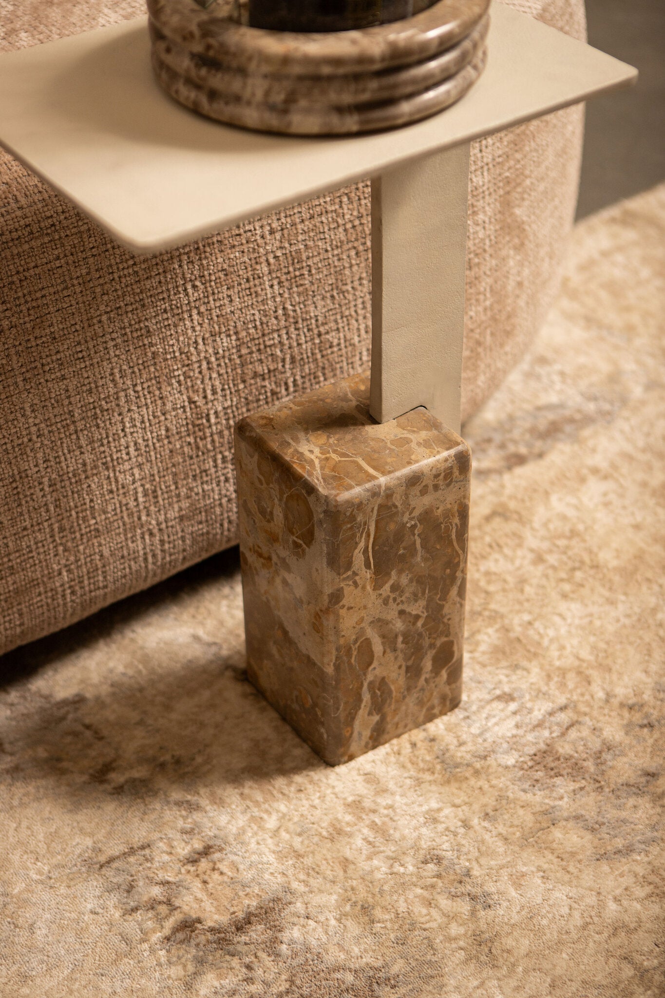 Ebe Beige Marmeren Bijzettafel Met Rechthoekig Aluminium Blad 54x35.5x25 cm