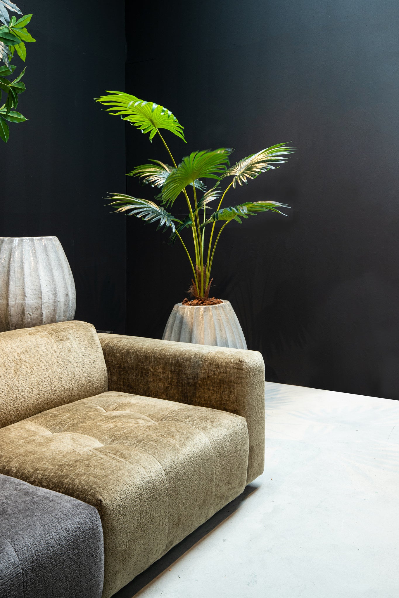 Lionne White Ceramic Pot Ribbed Bulb Round S