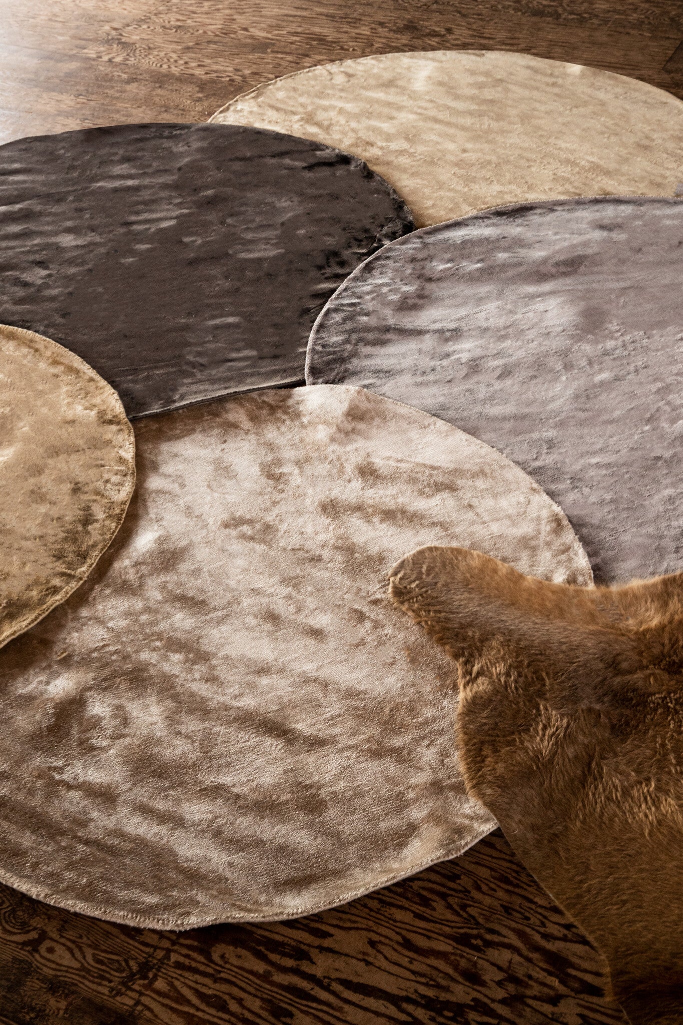 Flavia Brown Viscose Handwoven Carpet Round S