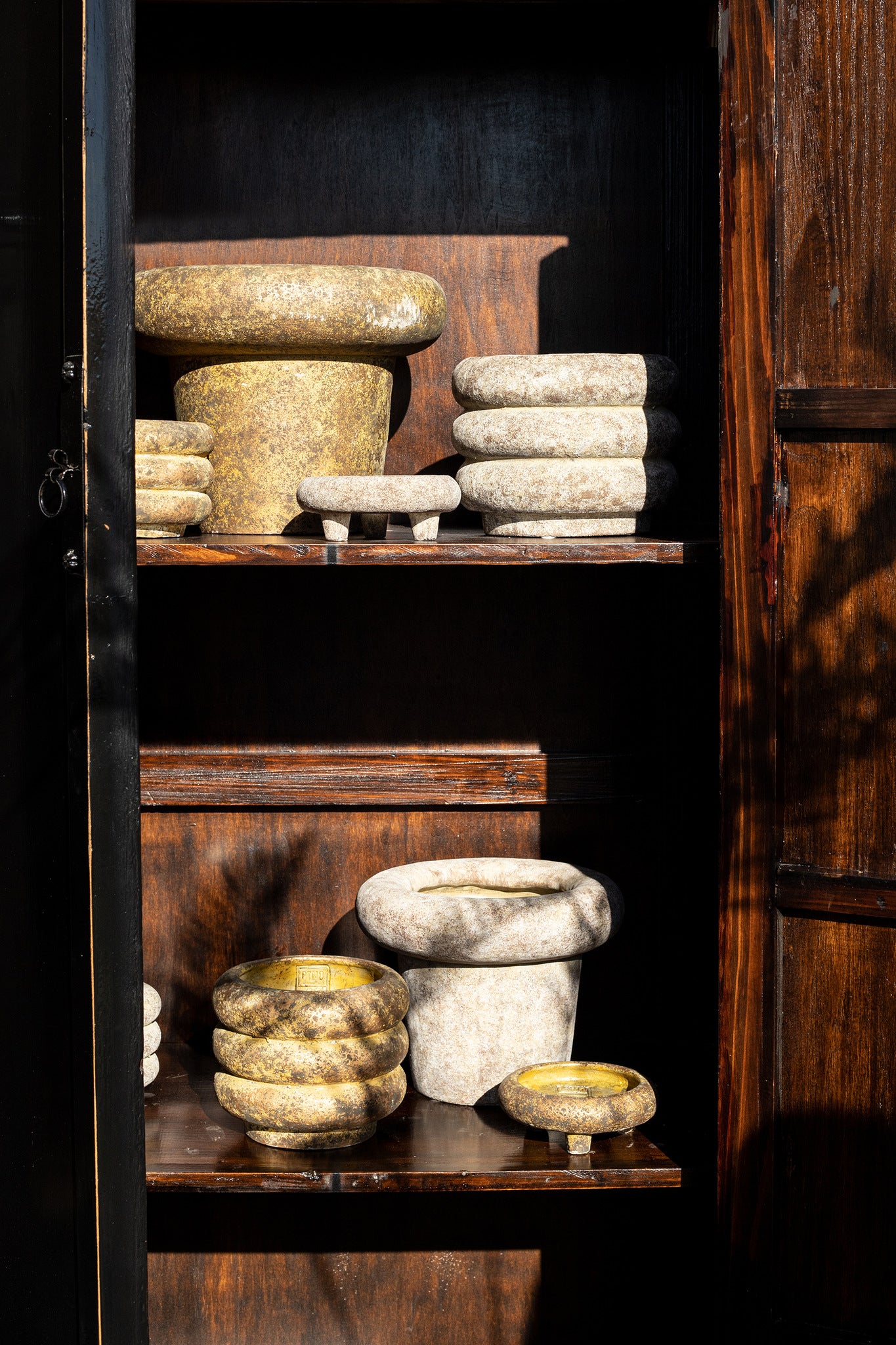 Relandi Gold Cement Pot Cone Thick Border Round M