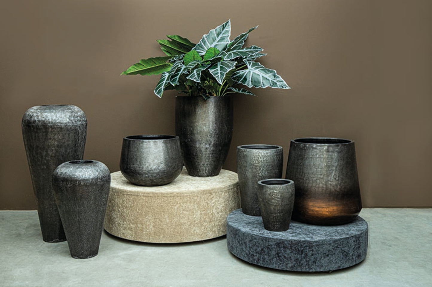 Mumbay Black Brushed Aluminum Pot Round L