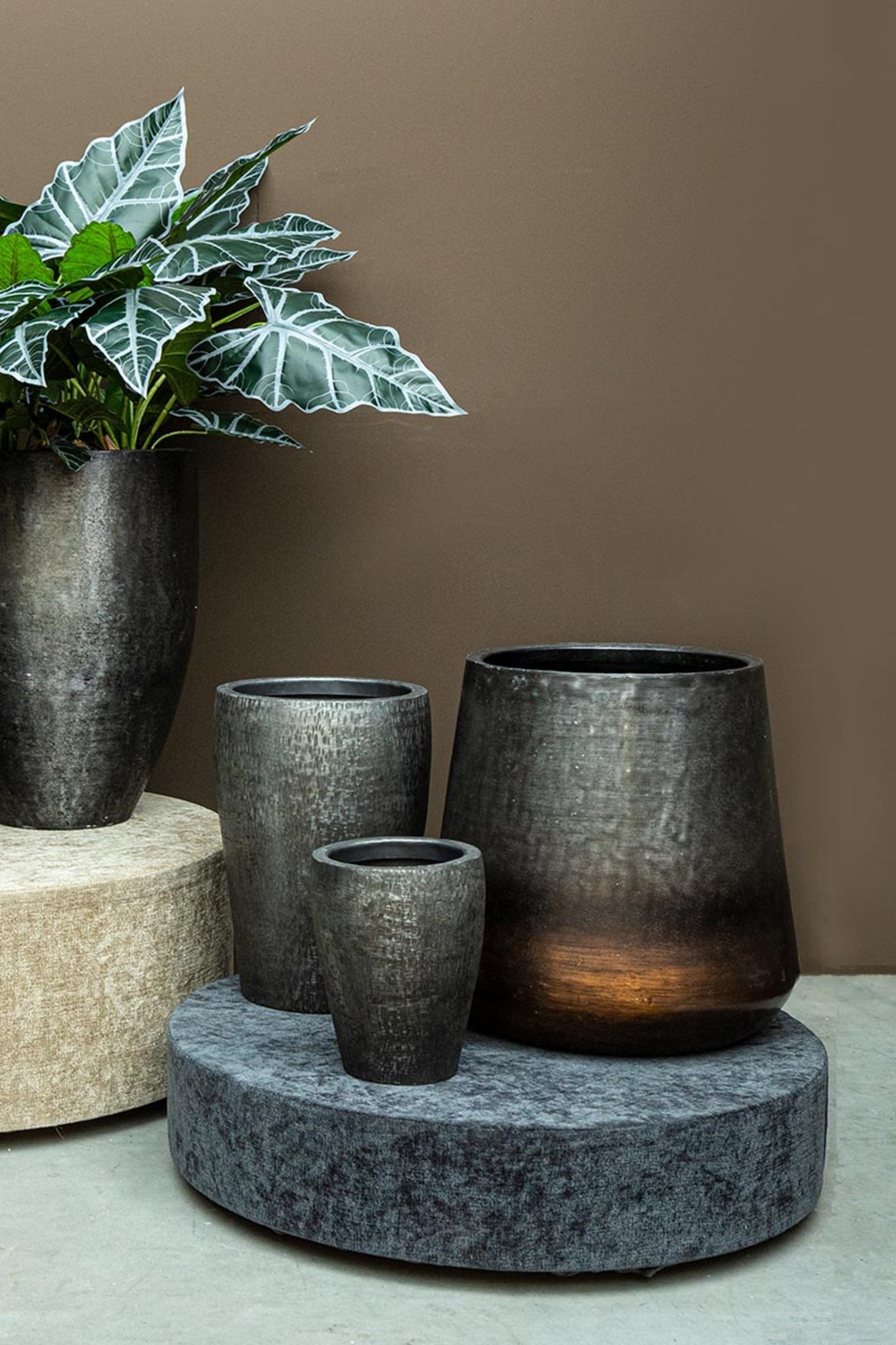 Mumbay Black Brushed Aluminum Pot Round L