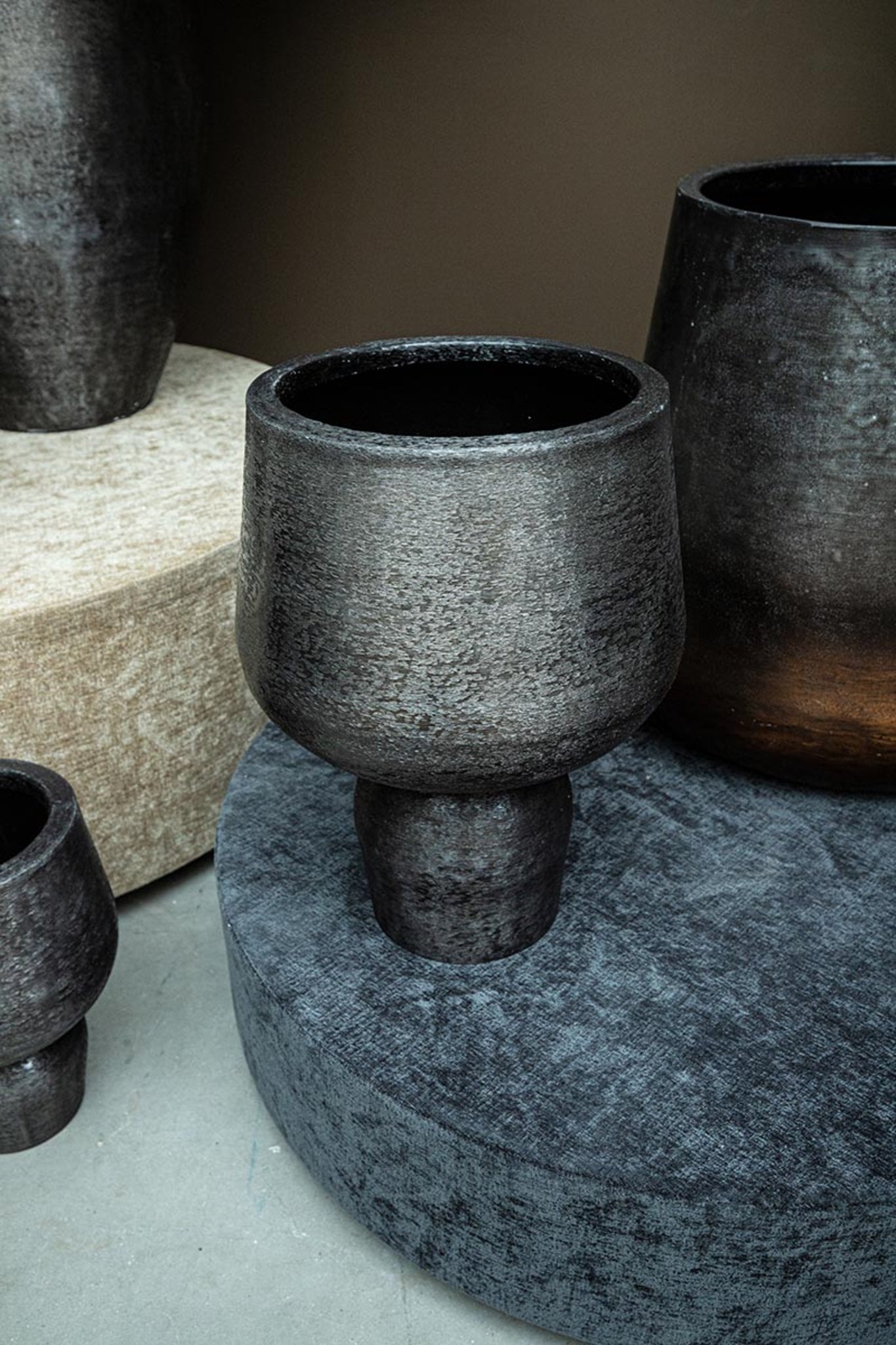 Wayan Black Brushed Aluminum Pot With Base SV3