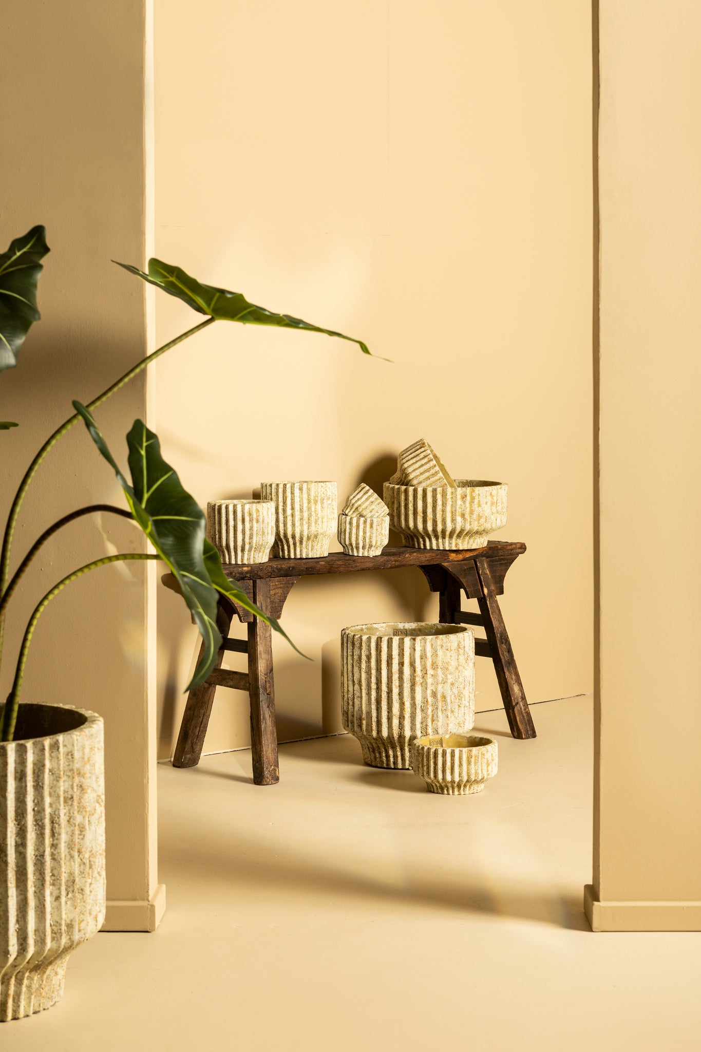 Gabriel Cream Cement Pot Round Lines Low L