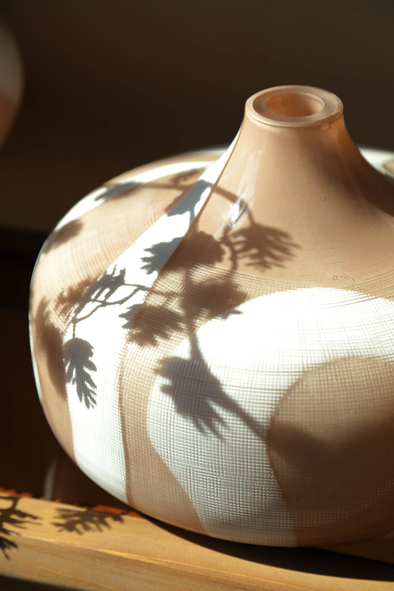 Nuhin Cream Glass Vase White Stripes Round