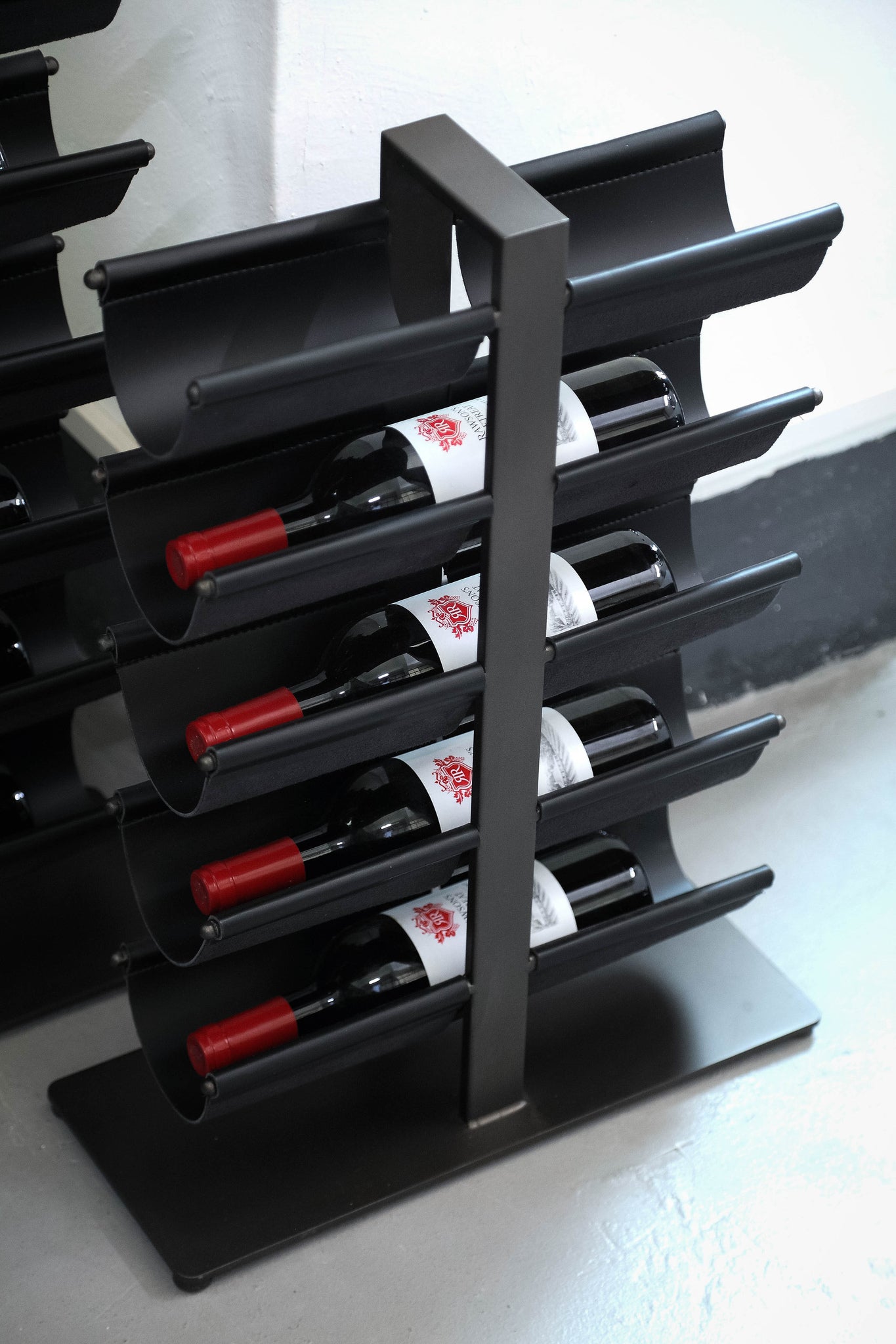 Davitt Black Steel Winerack PU Leather Holders S