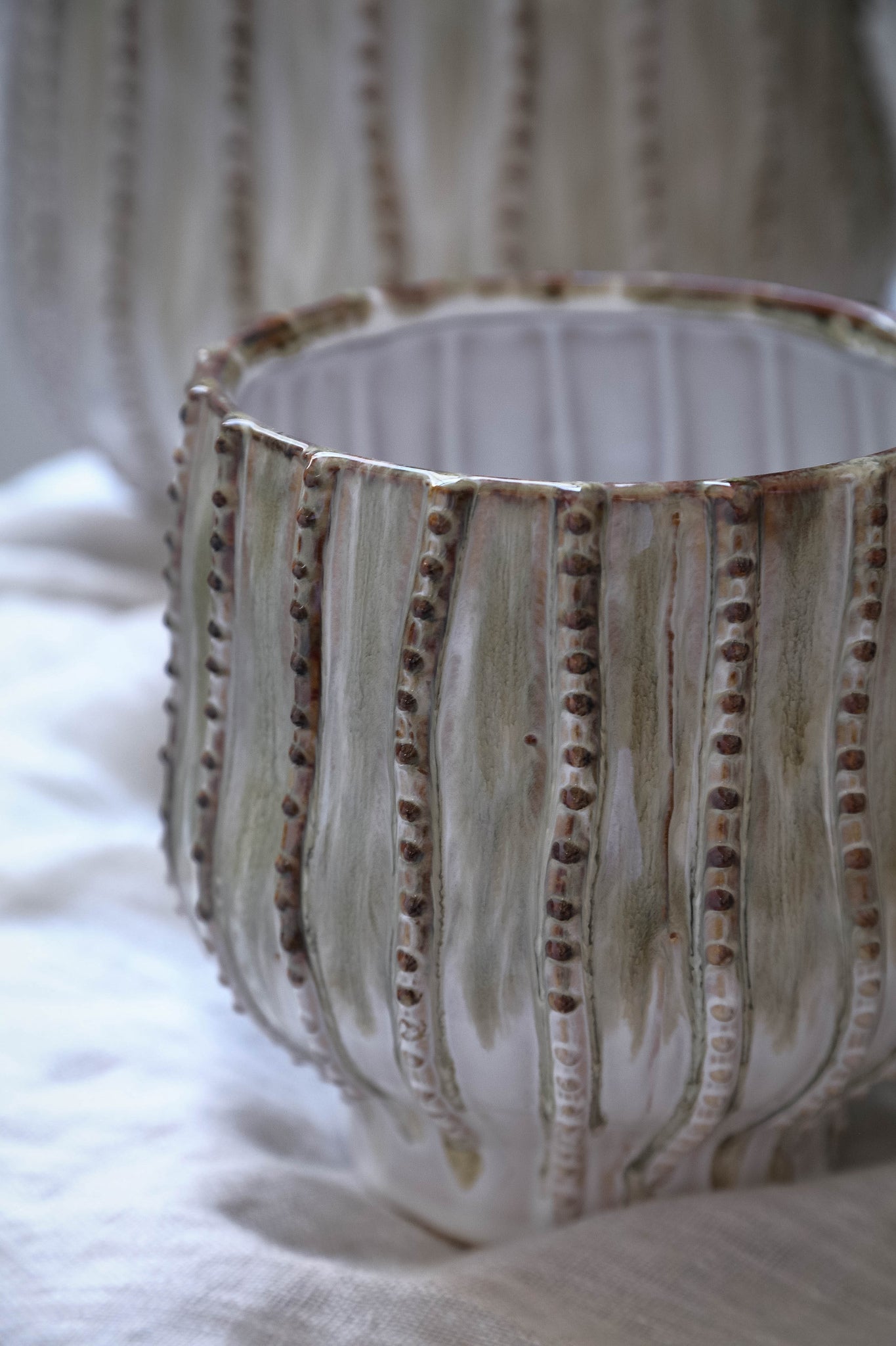 Dell Cream Ceramic Glazed Pot Line Pattern Round L