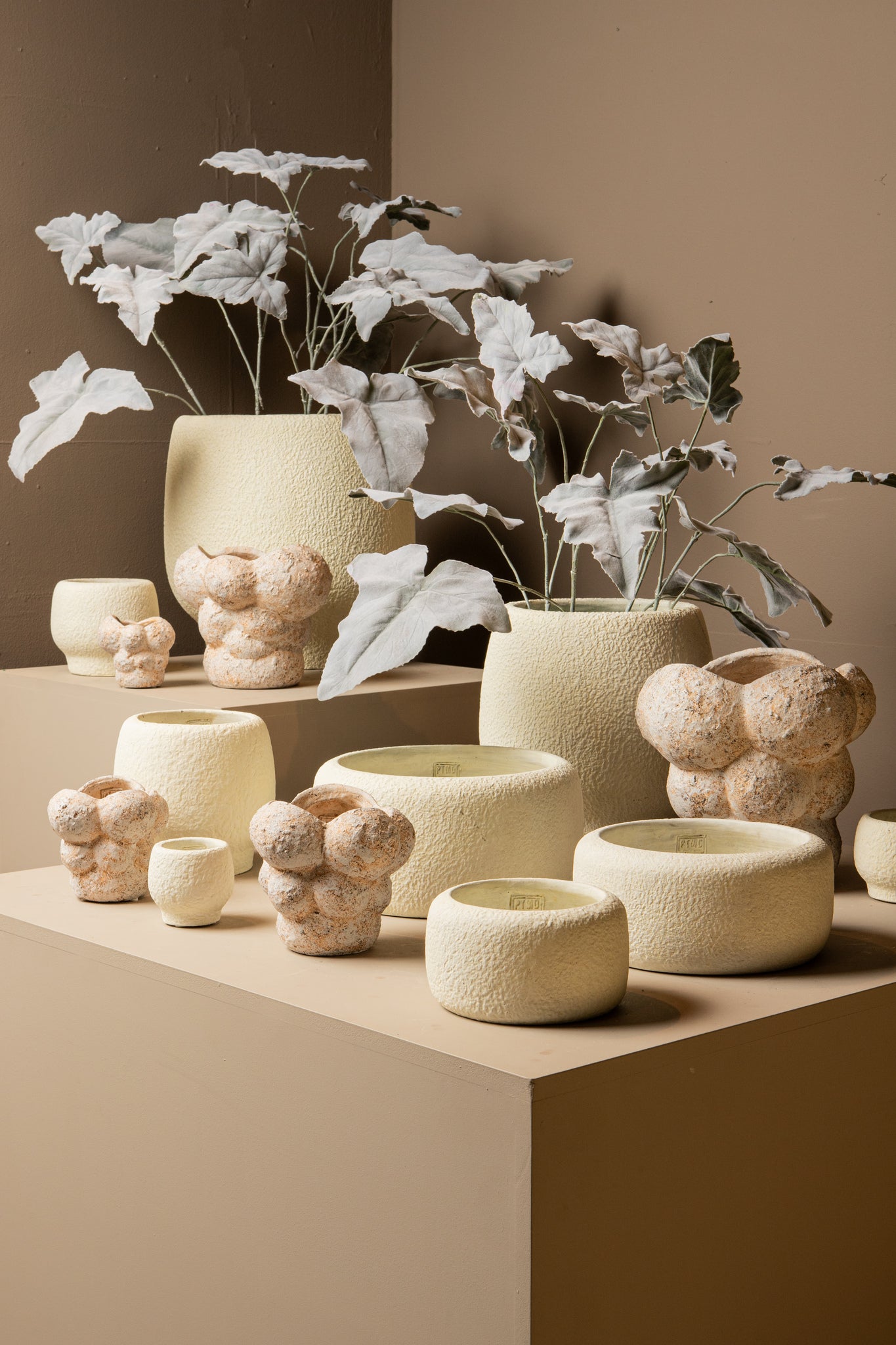 Evelynn White Round Cement Pot On Base XXL