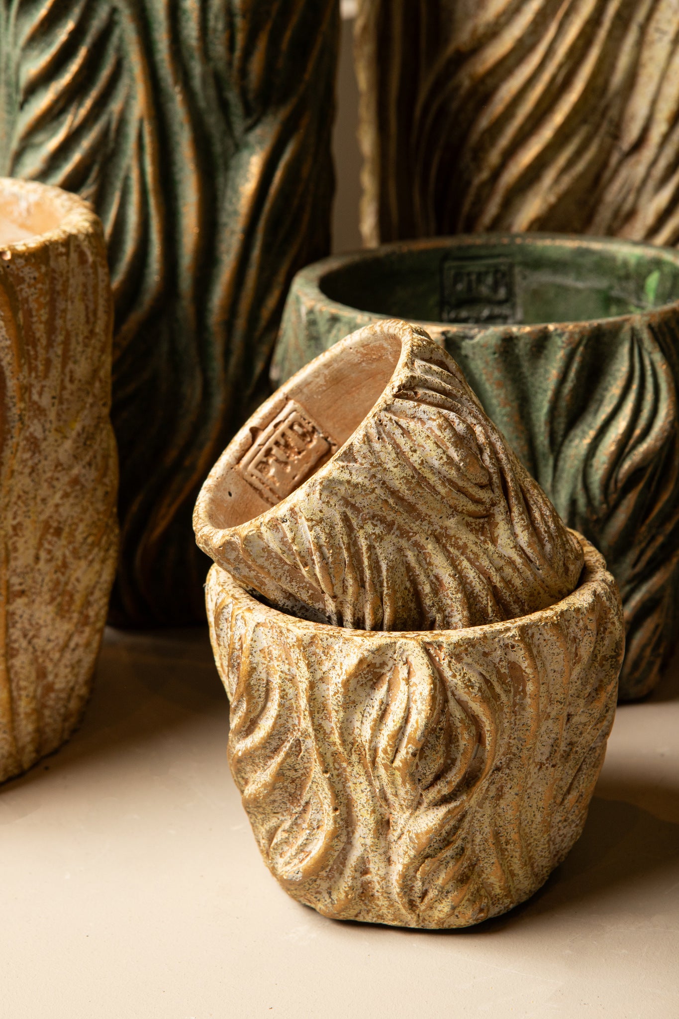 Alexio Cream Round Cement Pot Wavy Lines Low XL