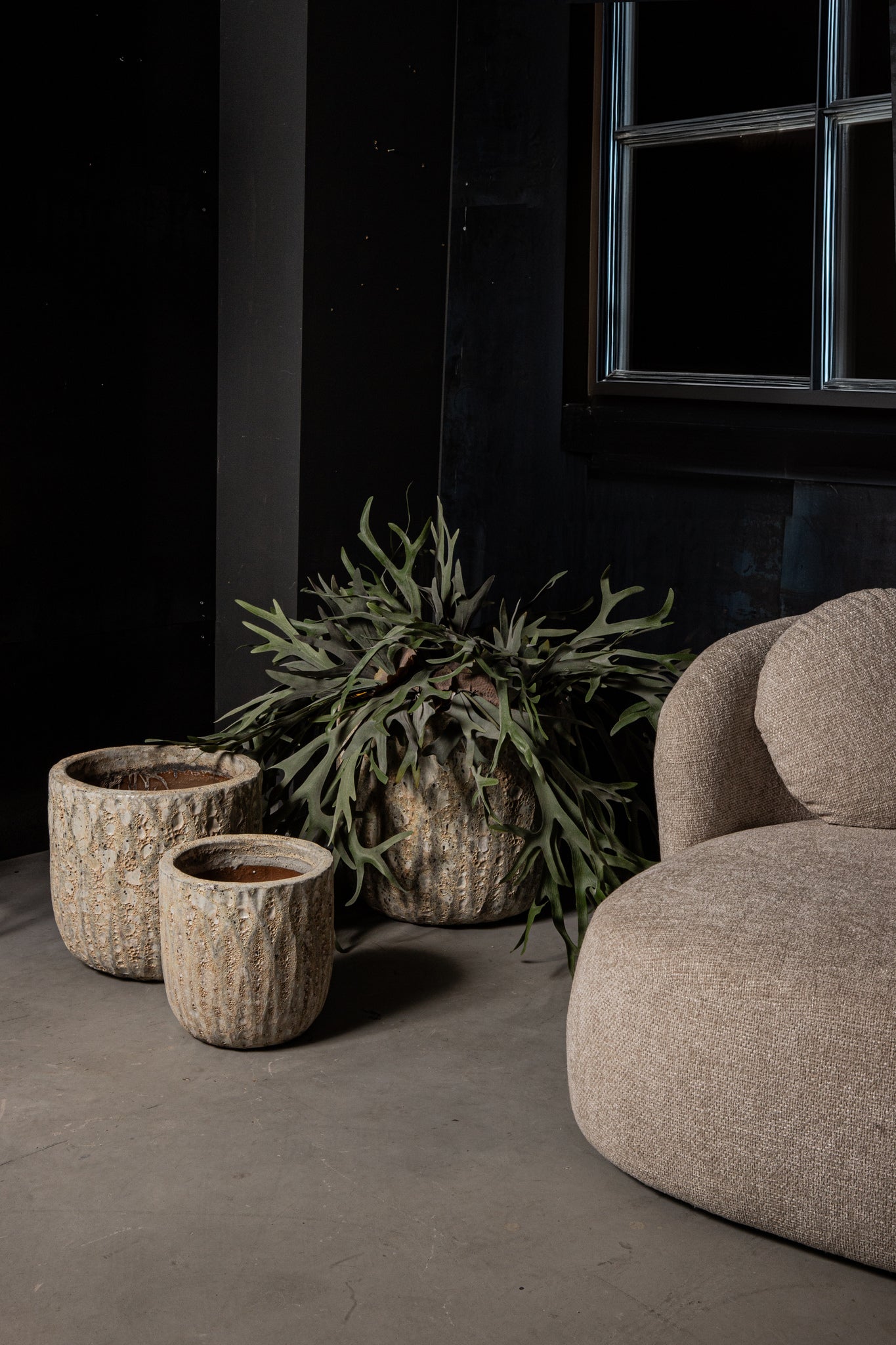 Darron White Round Ceramic Pot With Lines Low SV3