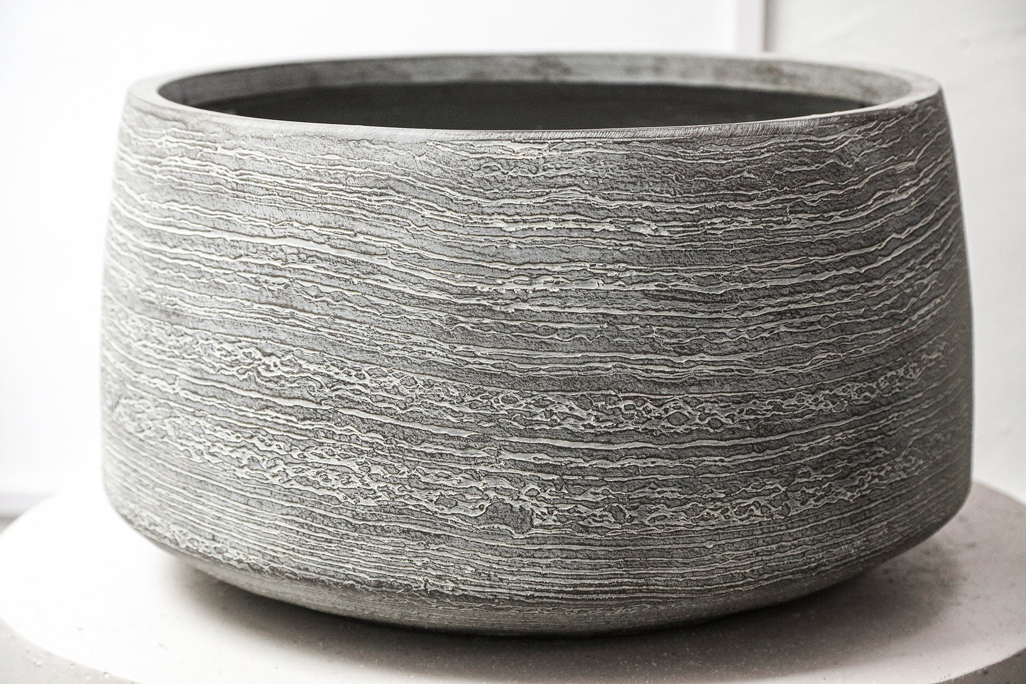 Giulietta Grey Round Magnesium Pot Lines High SV3