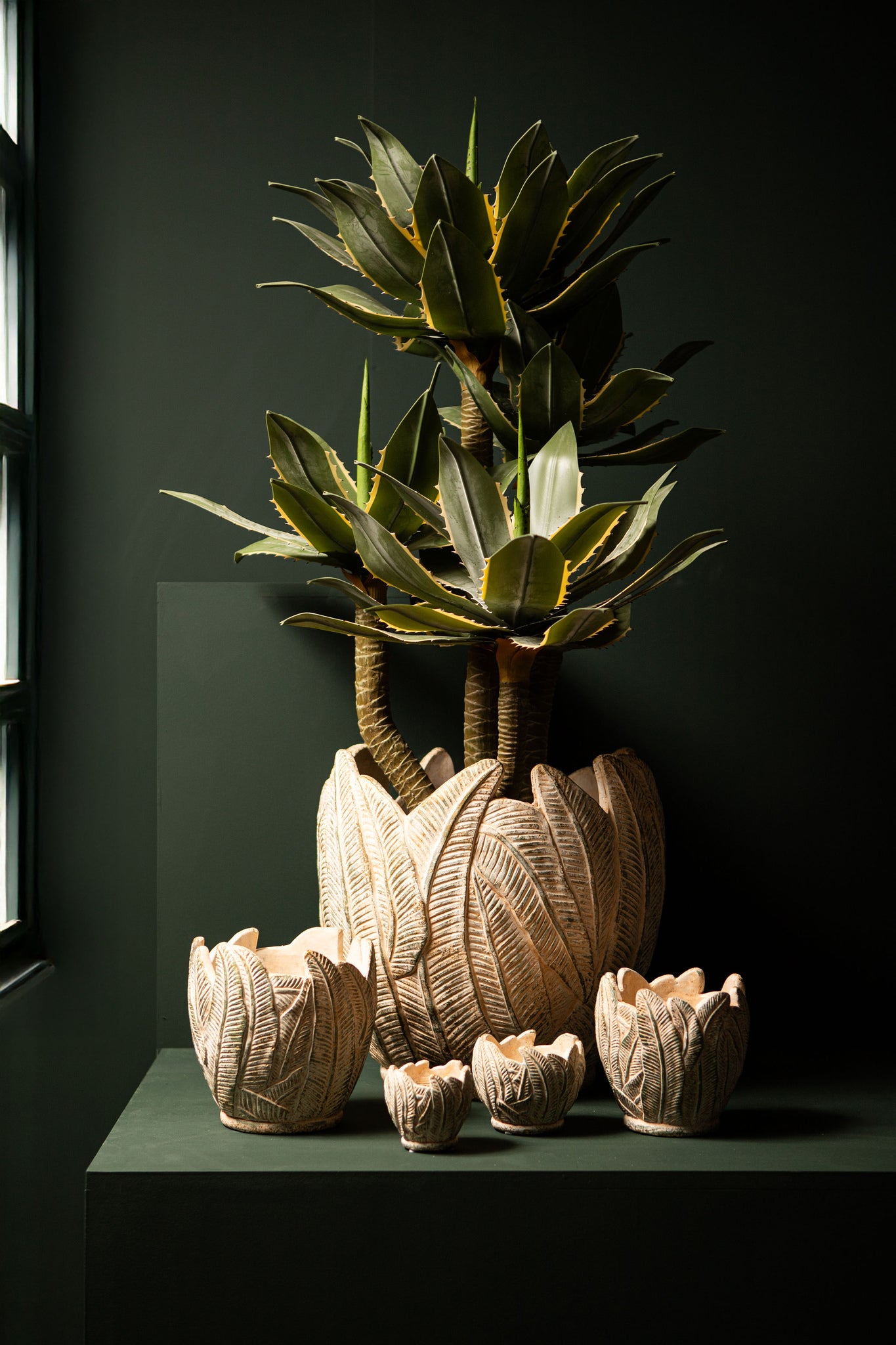 Noami Cream Cement Round Pot W Leaves Pattern L