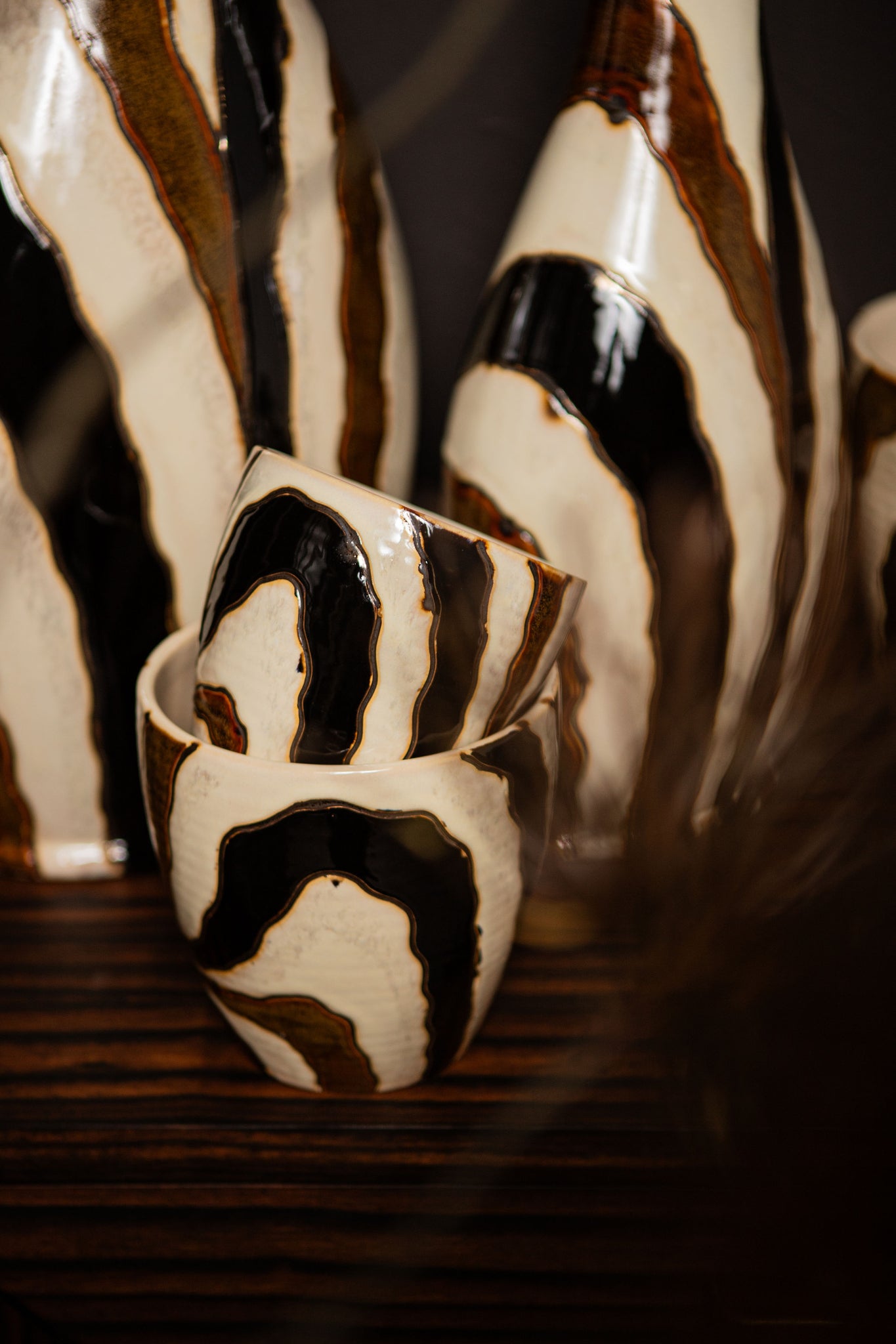 Evelin Dark Brown Round Ceramic Pot With Lines XL