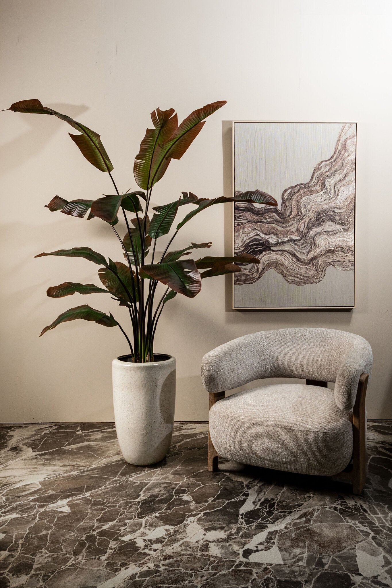 Tree Donkergroen Met Rode Strelitzia Tree Zwarte Pot 180x105x105 cm