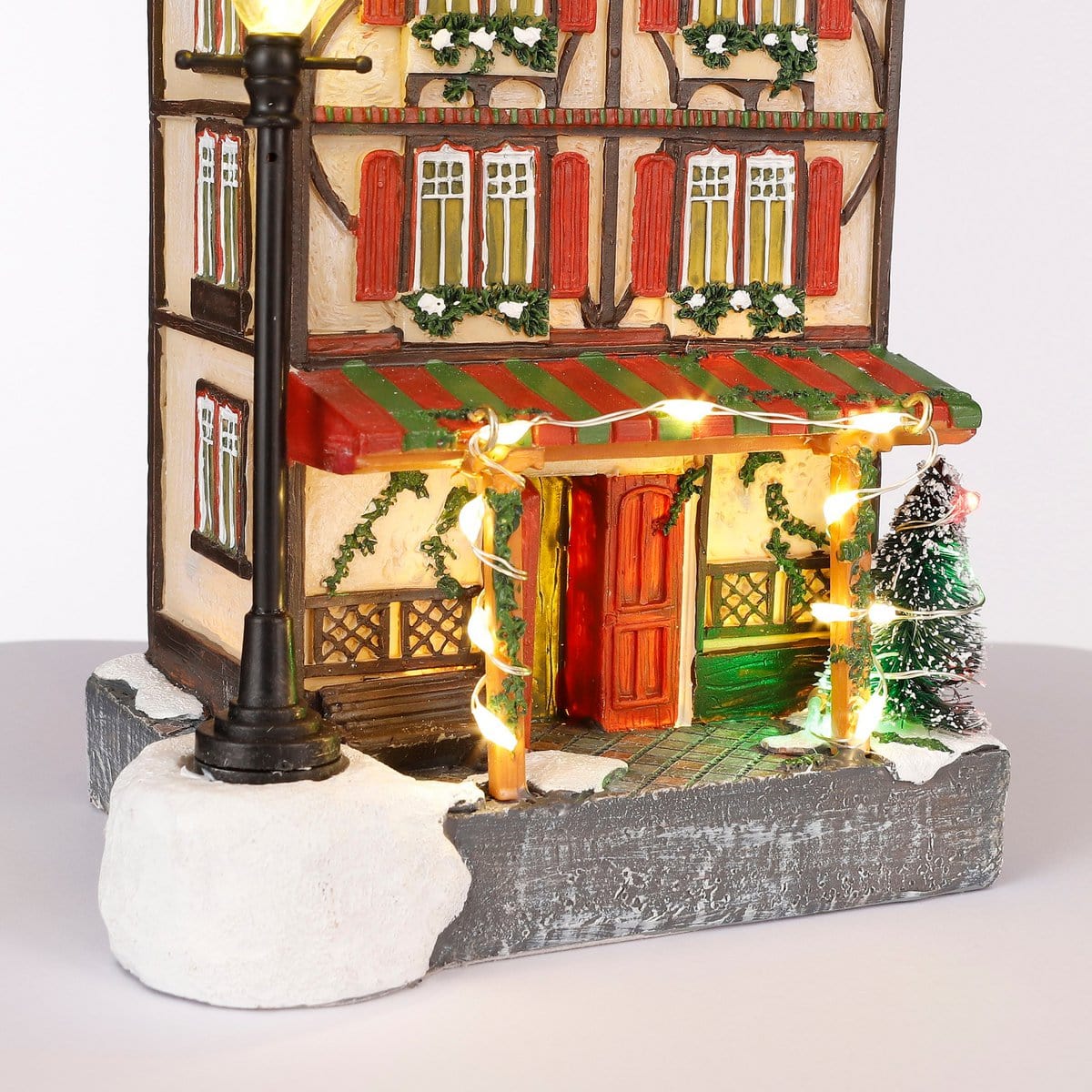 Mica Decorations Kerstdorp Miniatuur Duitse Bar - L11 x B8,5 x H19 cm