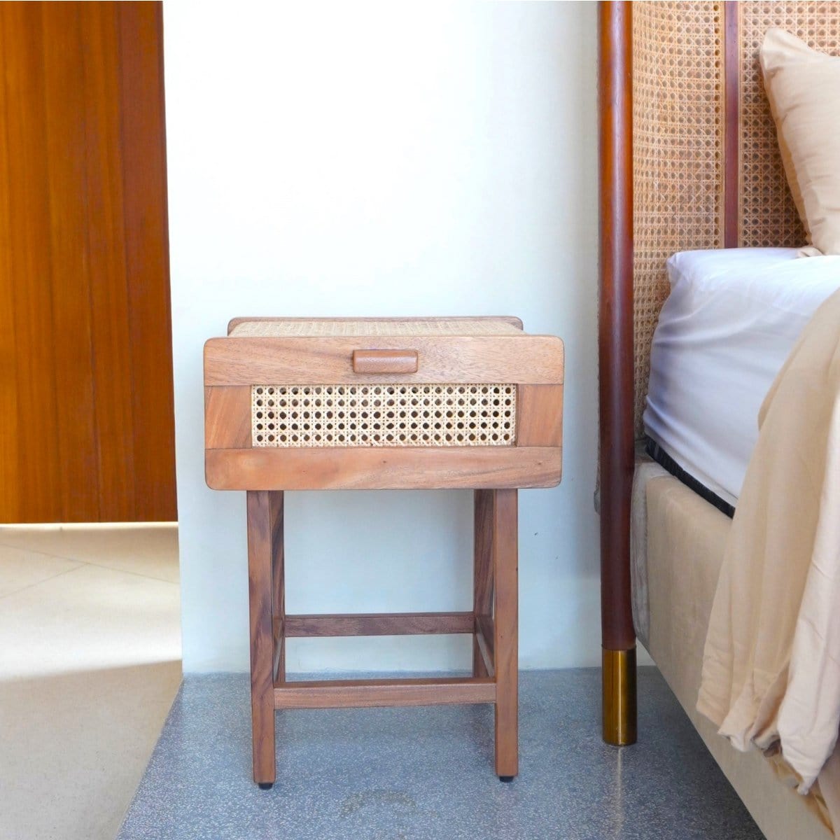 Soeji Nachtkastje Nachtkastje Console gemaakt van hout en rotan JAYA handgemaakt slaapkamermeubilair